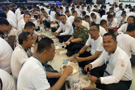 Hapus Military Phobia, Wamenhaj Duduk Bersila dan Sarapan Bareng Ribuan Petugas Haji 2026 Foto BeritaJatim.com