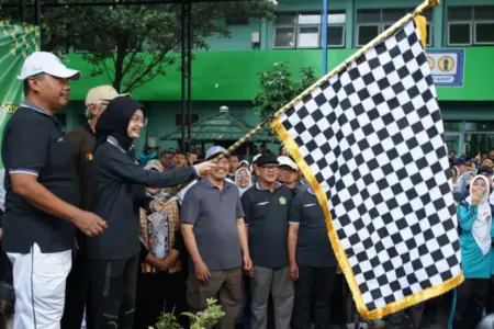 Ribuan Warga Ikuti Jalan Santai Hari Amal Bakti Kemenag RI ke-80 di Kota Kediri Foto BeritaJatim.com