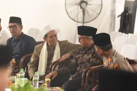 Gus Qowim Hadiri Haflah Khatmil Qur’an PTQ Ma’unah Sari, 59 Santri Tuntaskan Hafalan Foto BeritaJatim.com