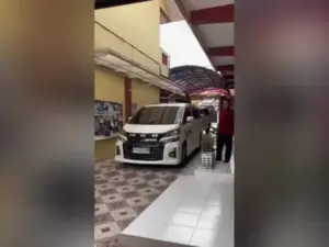 MBG Diantar ke Sekolah Pakai Alphard di Sumenep Foto BeritaJatim.com