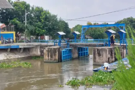 Banjir Bengawan Jero Lamongan Mulai Surut, Pemkab Maksimalkan Pompa dan Pintu Air Kuro Foto BeritaJatim.com
