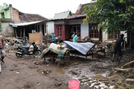 Banjir Bandang Terjang 5 Kecamatan di Situbondo, 3.015 Rumah Warga Terendam Foto BeritaJatim.com