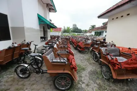 200 Unit Becak Listrik Bantuan Presiden Prabowo untuk Pengemudi Lansia Tiba di Banyuwangi Foto BeritaJatim.com