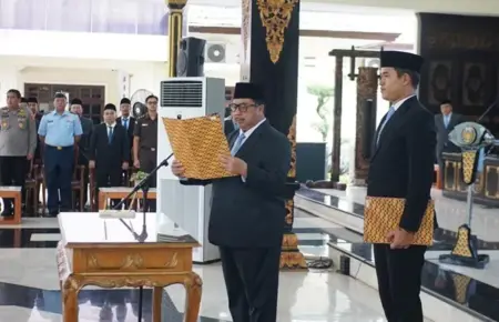 Bupati Jombang Warsubi Lantik 84 Pejabat Baru, Fokus pada Inovasi dan Pelayanan Publik Foto BeritaJatim.com
