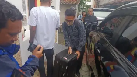 KPK Geledah Rumah Kepala Dinas PUPR Kota Madiun Thariq Megah, Barang Bukti Dibawa dalam Koper Foto BeritaJatim.com