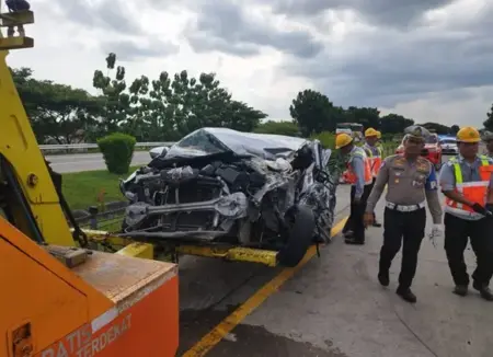 Kecelakaan Tragis di Tol Jombang: Dua Warga Bangkalan Tewas, Sopir Luka-luka Foto BeritaJatim.com