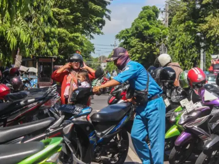 Pemkab Lumajang Mulai Terapkan Aturan Parkir Berlangganan, Warga Diminta Bantu Pengawasan Foto BeritaJatim.com
