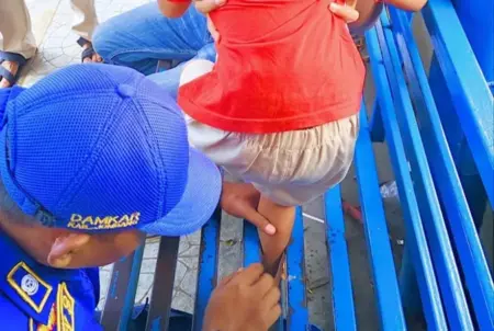 Tim Damkar Jombang Turun Tangan, Anak Terjepit Teralis Bangku Berhasil Diselamatkan Foto BeritaJatim.com