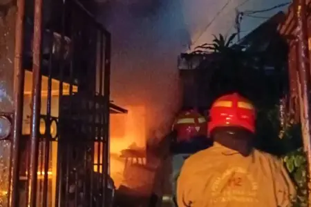 Tabung Elpiji Diduga Ngebros, Rumahdi Simo Gunung Surabaya Terbakar, Enam Penghuni Luka Foto BeritaJatim.com