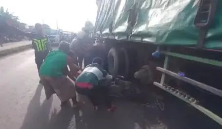 Jalan Bergelombang Sebabkan Pelajar di Jombang Celaka, Motor Masuk Kolong Truk Foto BeritaJatim.com