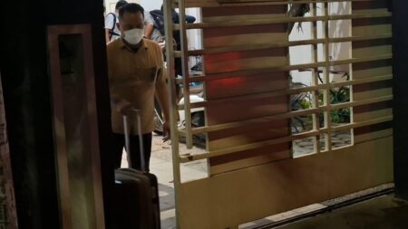 KPK Lanjutkan Penggeledahan ke Rumah Ketua PBSI Kota Madiun Foto BeritaJatim.com