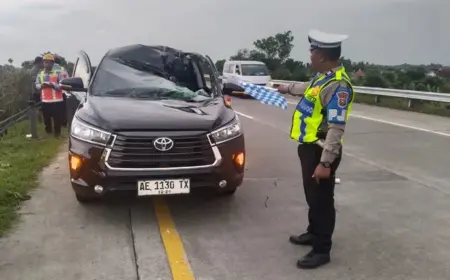 Ban Truk Terlepas dan Menggelinding di Tol Jombang-Mojokerto, Hantam Mobil Innova Foto BeritaJatim.com