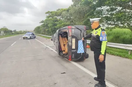 Sopir Mengantuk, Mobil Innova Berisi 7 Orang Terguling di Tol Jombang-Mojokerto Foto BeritaJatim.com