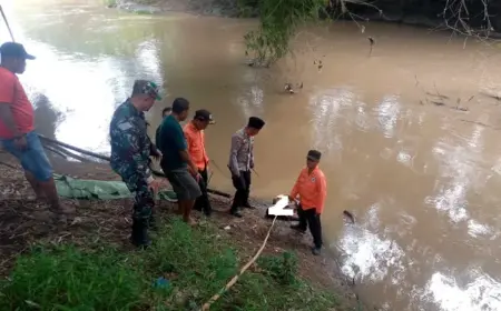 Mayat Pria Ditemukan Mengambang di Jombang dengan Luka di Pelipis dan Mulut Berbusa Foto BeritaJatim.com