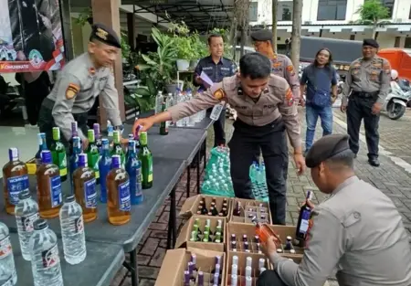 Polres Jombang Gagalkan Peredaran 680 Botol Miras, Tersangka AF Ditangkap Lagi Foto BeritaJatim.com