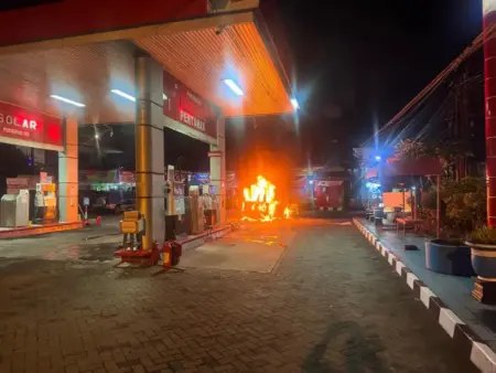 Mobil Terbakar Saat Isi BBM di SPBU Kepanjen, Satu Orang Luka Foto BeritaJatim.com