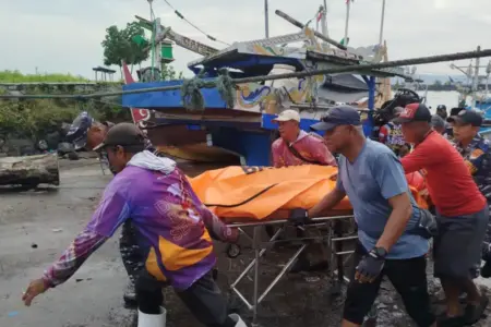 Sedang Kuras Kapal di Pelabuhan Muncar Banyuwangi, Nelayan Asal Situbondo Ditemukan Meninggal Dunia Foto BeritaJatim.com