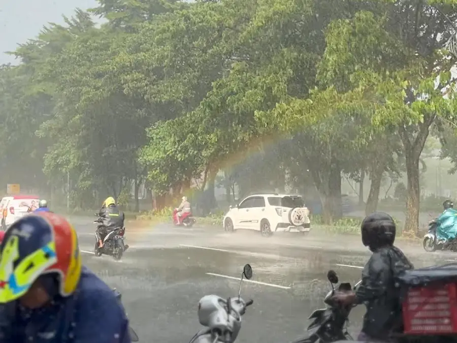 Fenomena Langka Diabadikan Warga: Munculnya Ujung Pelangi di Jalan Ahmad Yani Surabaya Foto BeritaJatim.com