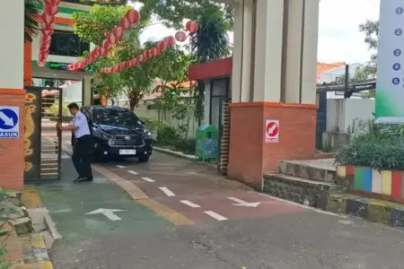 KPK Geledah Kantor Disdik dan DLH Kota Madiun, Buru Bukti Korupsi Fee Proyek Wali Kota Maidi Foto BeritaJatim.com