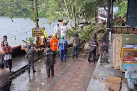 Longsor Tutup Jalan Lingkar Telaga Sarangan Magetan Foto BeritaJatim.com