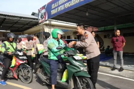 Kapolres Mojokerto Kota Rangkul Tukang Becak, Ojol, dan Jukir Lewat Sarapan Bareng Foto BeritaJatim.com