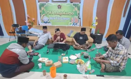 Ramadan Satukan Aktivis, Jurnalis, dan Alumni Santri di Sekretariat PWI Mojokerto Foto BeritaJatim.com