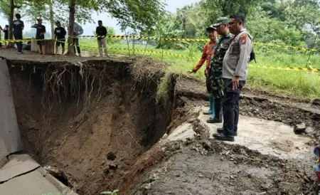 Hujan Deras, Akses Jembatan Pakuniran–Kotaanyar Probolinggo Putus Total Foto BeritaJatim.com