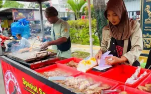 Berkah Ramadan, Desi Tuban Raup Rezeki dari Sate Seafood Cumi Mas Yank Foto BeritaJatim.com