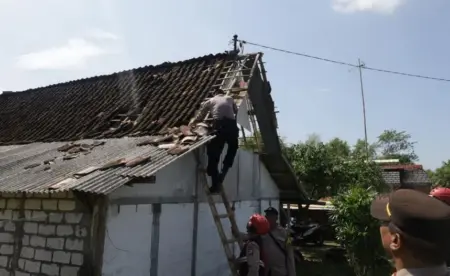 Angin Puting Beliung Terjang Widang Tuban, Polisi Bantu Perbaiki Rumah Warga Foto BeritaJatim.com
