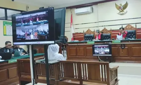Gubernur Khofifah Penuhi Panggilan Jaksa KPK sebagai Saksi di PN Tipikor Foto BeritaJatim.com