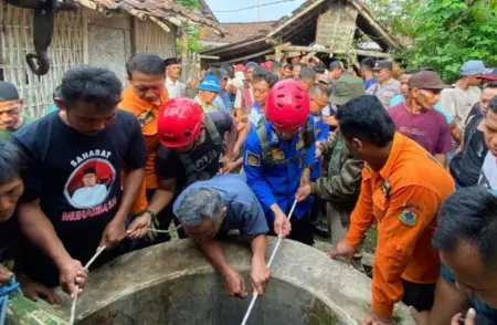 Dengar Teriakan Minta Tolong, Ternyata Warga Bondowoso Terjatuh di Sumur Foto BeritaJatim.com