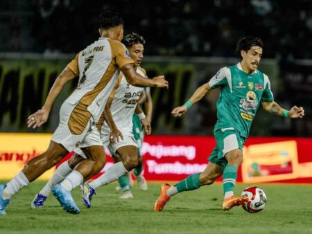 Persebaya Ditahan Imbang 1-1 Oleh 10 Pemain Dewa United Foto BeritaJatim.com
