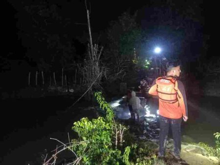 Bocah 8 Tahun di Sampang Diduga Terseret Arus Sungai, Tim SAR Lakukan Pencarian Foto BeritaJatim.com