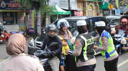 Polres Malang Bagikan 300 Takjil Gratis Tiap Hari Selama Ramadan Foto BeritaJatim.com
