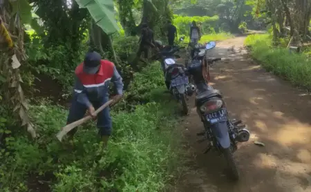 Puluhan Tahun Terabaikan, Warga Dusun Brukan Pasuruan Swadaya Perbaiki Jalan Rusak Foto BeritaJatim.com