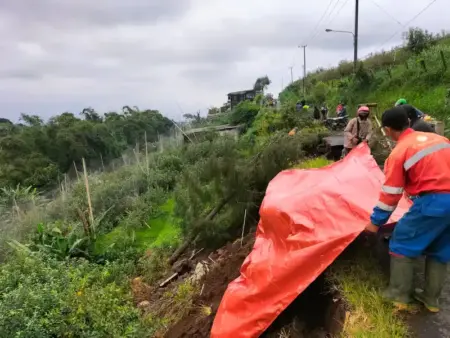 Jalan Kabupaten di Andonosari Pasuruan Longsor, Akses Kendaraan Roda 4 Terputus Total Foto BeritaJatim.com