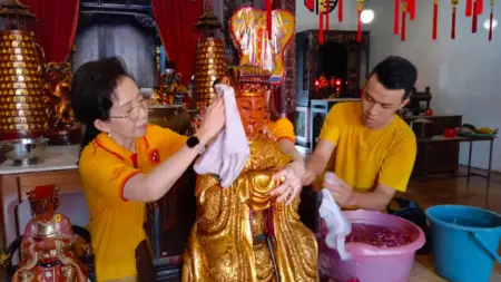 Sambut Tahun Kuda Api, Umat Khonghucu Pasuruan Bersihkan Patung Dewa di Klenteng Tjoe Tik Kiong Foto BeritaJatim.com