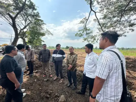 Bahayakan Pengguna Jalan, DPRD Pasuruan Paksa Proyek Pengurukan di Mendalan Winongan Berhenti Foto BeritaJatim.com