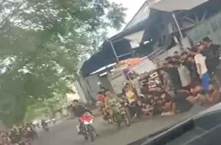 Nyali Besar Pembalap Liar di Ngempit: Ratusan Motor Modif Tantang Satlantas Polres Pasuruan Kota Foto BeritaJatim.com