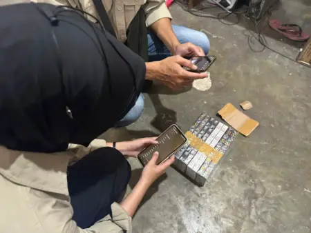 Razia Rokok Ilegal di Pasuruan, Petugas Gabungan Sisir Toko Kelontong hingga Jasa Ekspedisi Foto BeritaJatim.com