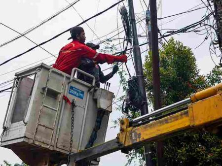 Tindak Tegas Kabel Semrawut, Satpol PP Surabaya Bongkar 1 Km FO Ilegal Foto BeritaJatim.com