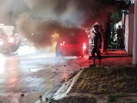 Mobil Terbakar di Jemursari Surabaya, Api Muncul Mendadak dari Kap Depan Foto BeritaJatim.com