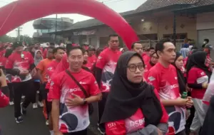 Ribuan Warga ‘Tumplek Blek’ Ikuti RS BHC Run Berhadiah Rp1 Miliar Foto BeritaJatim.com