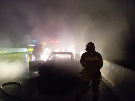 Mobil Sedan Ludes Terbakar di Tol Surabaya–Gresik, Diduga Korsleting Listrik Foto BeritaJatim.com