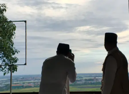 Penentuan Awal Ramadan, Hilal Tidak Terlihat dari Bukit Condrodipo Gresik Foto BeritaJatim.com