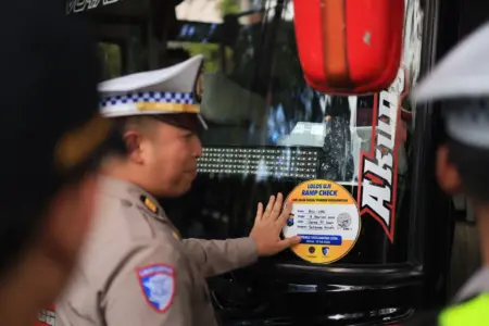 Polisi Gresik Datangi Garasi Bus, Lakukan ‘Ramp Check’ Mendadak Foto BeritaJatim.com