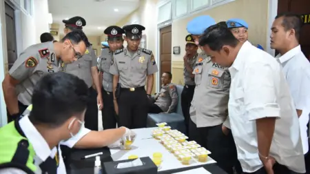 Polres Gresik Sidak Tes Urine Mendadak: Puluhan Anggota Diperiksa, Hasilnya….. Foto BeritaJatim.com