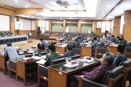 DPRD Gresik Sahkan 3 Perda Strategis, Atur Pemakaman hingga Standar Pelayanan Publik Foto BeritaJatim.com