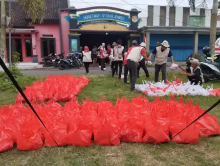 Baguna PDIP Jember Distribusikan Sembako untuk Korban Banjir Foto BeritaJatim.com