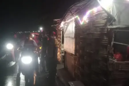 Diduga Sediakan Miras dan PSK, Warga Leminggir Mojokerto Datangi Warung Pangku Sisi Utara Waduk Long Storage Kalimati Foto BeritaJatim.com